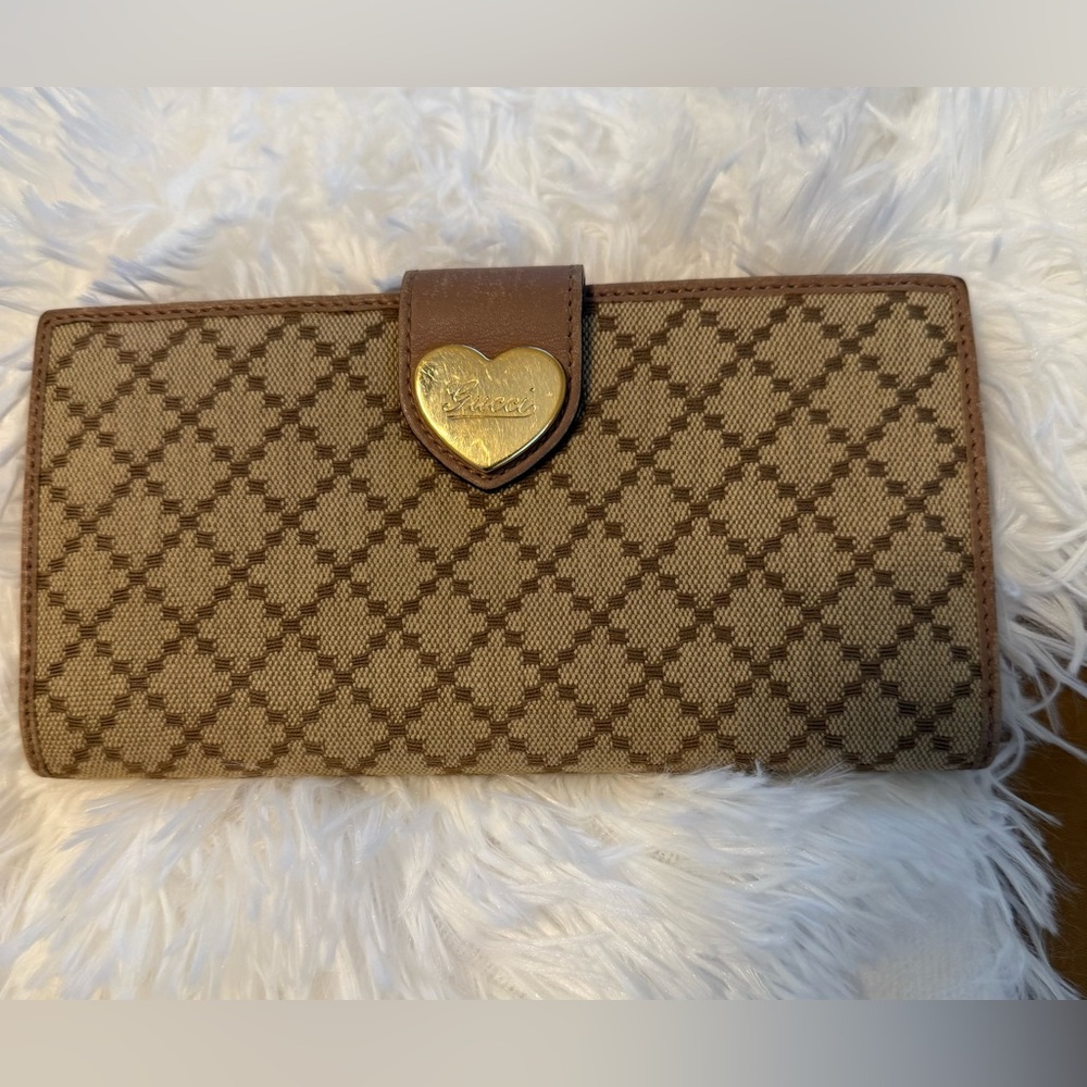 VGC Authentic Gucci Long Wallet with the GG iconic monogram w/❤️ shaped closure!
